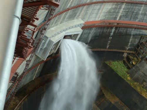 豊平峡ダム観光放水