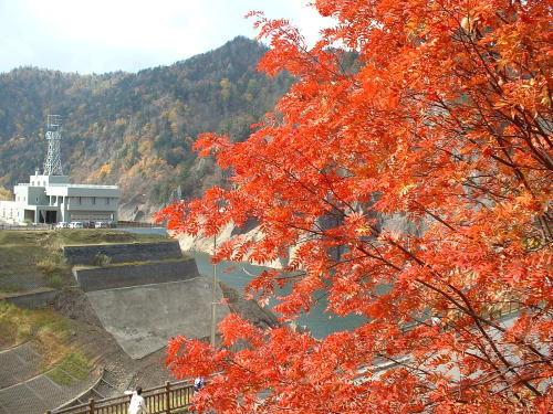 豊平峡ダムと赤い紅葉